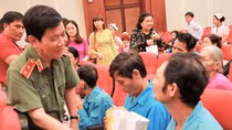 Thứ trưởng Bộ Công an Nguyễn Văn Sơn tặng quà tết cho bệnh nhân ung thư