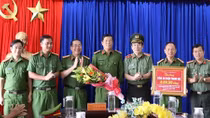 Khen thưởng thành tích bóc gỡ đường dây làm giấy tờ giả