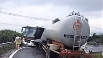 Xe bồn chở xăng tông ôtô khách ở đèo Hải Vân