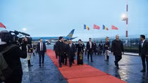 Thủ tướng Nguyễn Xuân Phúc tới thủ đô Buchares, bắt đầu chuyến thăm chính thức Rumania