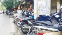 Tái mặt với nạn chặt chém bãi trông xe máy tự phát ngoài cổng BV Việt-Đức