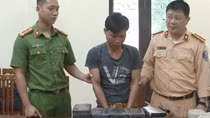 Bị bắt quả tang cùng 26 bánh heroin giấu trong hành lý 
