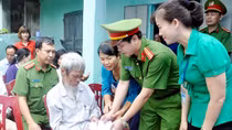 Công an Cẩm Phả bàn giao nhà cho gia đình chính sách