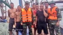 Bộ đội Biên phòng cứu 7 ngư dân gặp nạn trên biển