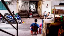 Những nỗi niềm cất dưới mái tạm cư