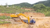 Chính quyền “làm ngơ” để DN khai thác đất trái phép ven tỉnh lộ 15