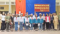 Tuyên truyền Luật giao thông Đường bộ và tặng MBH cho học sinh nghèo vượt khó