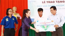 Ca sĩ Phi Nhung trao máy lọc nước nhiễm mặn cho đồng bào miền Tây
