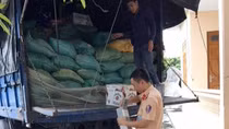 Phát hiện ô tô vận chuyển gần 1.000 chai rượu ngoại nhập lậu