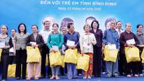 Phó Chủ tịch nước Đặng Thị Ngọc Thịnh trao tặng sữa và nhà tình thương tại Bình Định
