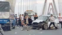 Kia Morning đâm đuôi xe tải, cầu Nhật Tân ùn tắc