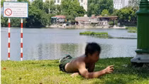 Nam thanh niên "gặm" cỏ ở hồ Thiền Quang không bị "ngáo đá"