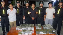 Bắt 5 đối tượng vận chuyển 120 bánh heroin từ Lào vào Việt Nam