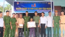 Công an góp tiền xây nhà nghĩa tình tặng người dân nghèo