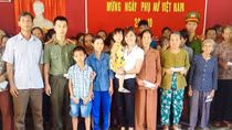 Báo CAND và Công ty Duy Lợi: Trao quà cho người dân vùng lũ quét đi qua