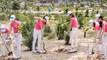 Người đẹp thi Hoa hậu Việt Nam 2018 trồng cây phủ xanh môi trường