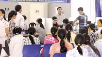 Lao động mất việc sau tuổi 35: Hết tuổi làm công nhân lại đi bán hàng rong