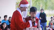 Nỗi niềm “ông già Noel” quyên góp giúp trẻ em bất hạnh