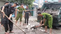 Công an Phú Yên giúp dân khắc phục hậu quả thiên tai mưa lũ