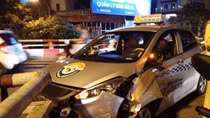 Xe taxi đâm vỡ thành cầu Chương Dương