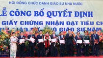 Năm 2017, Giáo sư trẻ nhất là 35 tuổi, Phó giáo sư trẻ nhất là 32 tuổi