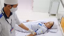 Nhân viên bệnh viện hiến máu cứu sản phụ