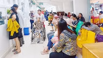 Bệnh viện Ung bướu TP HCM: Mỗi chuyện trò là một thở than