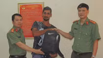 Nam thanh niên người Israel vui mừng nhận lại hành lí được Công an trao trả