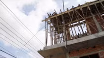 Bị điện giật rơi từ độ cao hơn 10m, một người nguy kịch