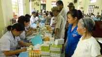 Khám chữa bệnh miễn phí, tặng quà các hộ nghèo, gia đình chính sách