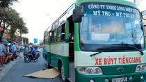 Phụ xe chuyển đồ ngã xuống đường bị xe buýt cán qua người