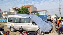 Tàu hỏa tông ô tô khách ở Nam Định