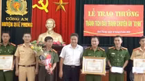 Khen thưởng Ban chuyên án vụ bắt 2 đối tượng, thu giữ 2 bánh heroin