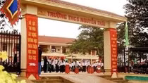 Bé gái rơi xuống bể bơi nhà trường tử vong