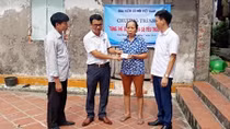Tặng 300 thẻ bảo hiểm y tế cho người có hoàn cảnh khó khăn