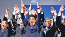  Thủ tướng Shinzo Abe: Vật lộn trong sóng gió