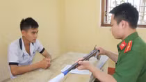 Chồng dùng súng tự chế bắn vợ trọng thương