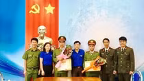 Hai chiến sĩ Công an nhặt được 50 triệu đồng, trả người đánh rơi