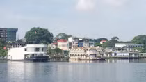 Xung quanh việc khó di dời những sàn nổi ở Hồ Tây