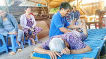 Bi hài thợ mộc bỗng dưng “biết” chữa bệnh