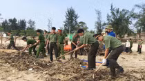  Hàng ngàn đoàn viên thanh niên dọn dẹp vệ sinh bờ biển sau lũ