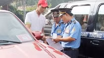 Hà Nội thu hồi 535 phù hiệu xe ô tô vi phạm trong tháng 10