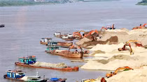 Nhiều DN đưa phương tiện ra khai thác cát ngoài phạm vi được cấp phép