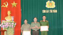 Khen thưởng cán bộ Công an và BVDP dũng cảm bắt tội phạm