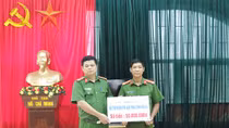 Trao 100 triệu đồng hỗ trợ xây nhà cho cán bộ Công an Cao Bằng