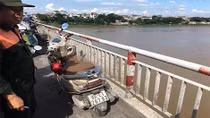 Cô gái bỏ lại xe máy nhảy cầu Chương Dương tự tử 