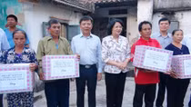 Phó Chủ tịch nước thăm hỏi động viên người dân vùng bão