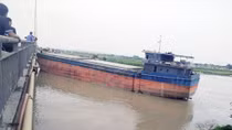 Tàu thủy Hạ Long đâm hỏng nặng cầu An Thái
