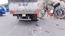 Xe ôtô tải cán dập 2 chân thiếu nữ đi xe đạp điện