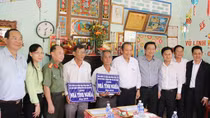 Mang hơi ấm mùa Xuân về với bà con nghèo và gia đình chính sách vùng biên giới Tây Nam